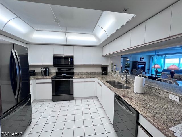 25 Bluebill AVE 1002, Naples, FL 34108