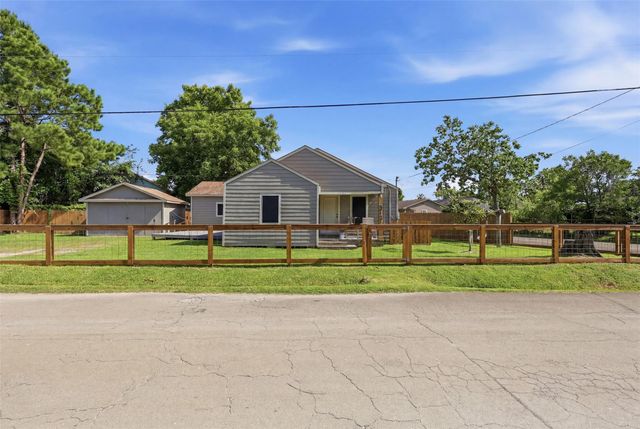 515 Riggs Street, Baytown, TX 77520