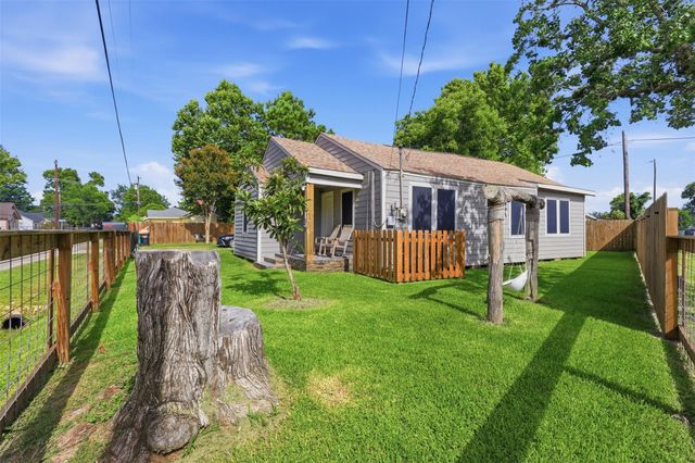 515 Riggs Street, Baytown, TX 77520