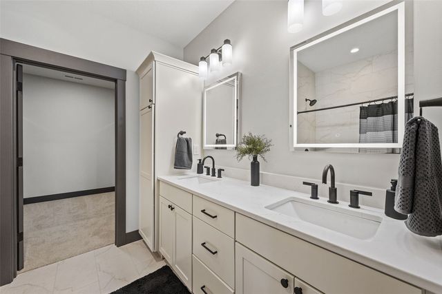 3060 Sunflower St, Ely, IA 52227