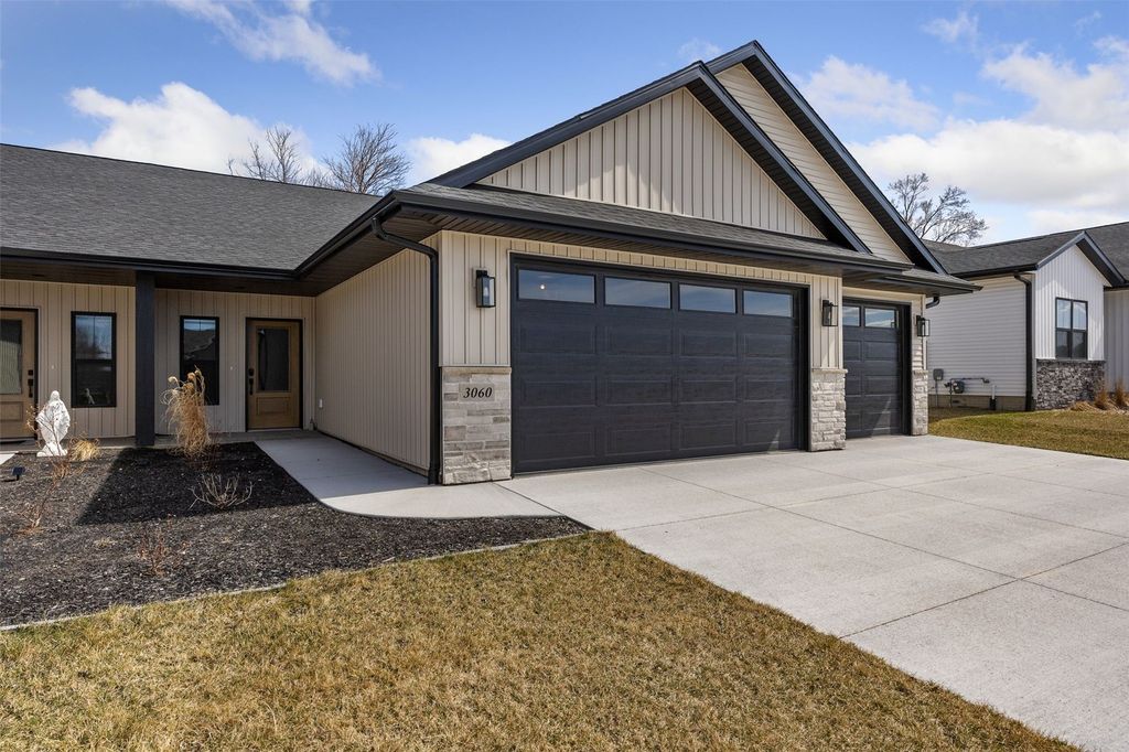 3060 Sunflower St, Ely, IA 52227