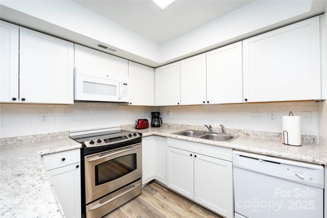 8307 Cricket Lake Drive, Charlotte, NC 28277