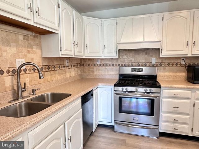 1004 LAKEWOOD DR, Harrisburg, PA 17109