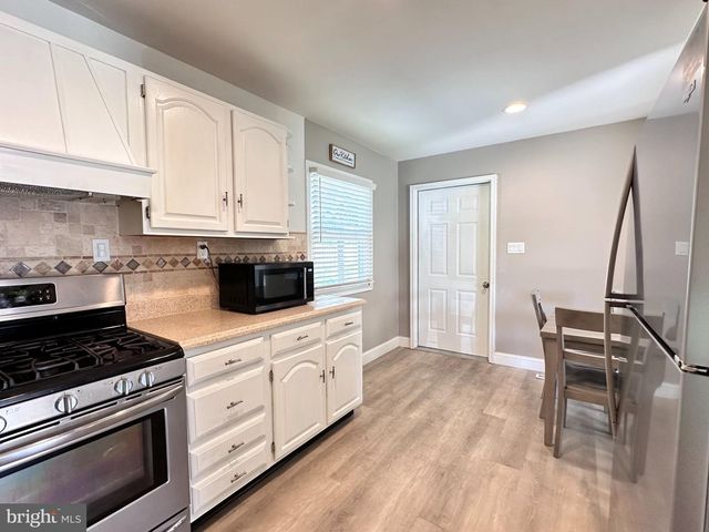 1004 LAKEWOOD DR, Harrisburg, PA 17109