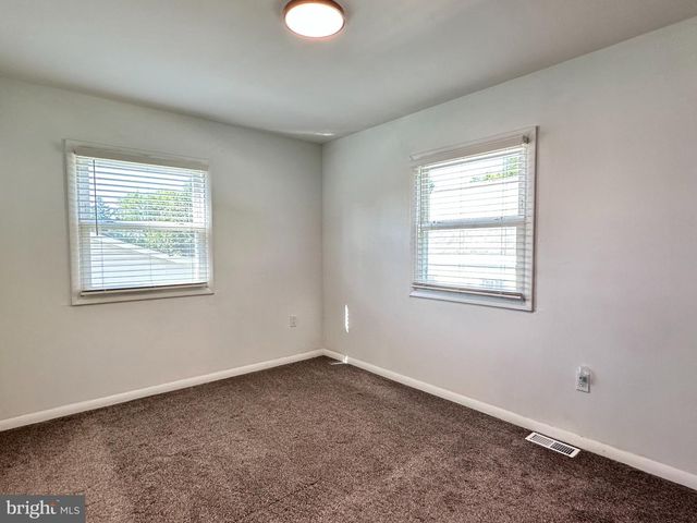 1004 LAKEWOOD DR, Harrisburg, PA 17109