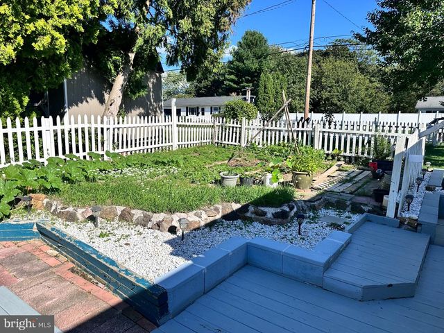 1004 LAKEWOOD DR, Harrisburg, PA 17109