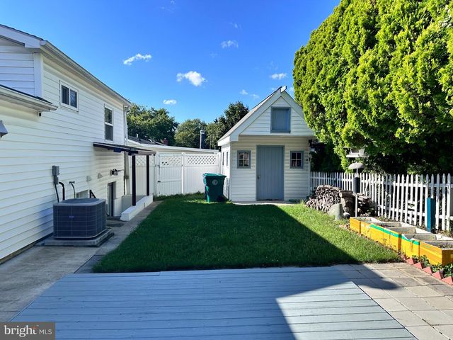 1004 LAKEWOOD DR, Harrisburg, PA 17109