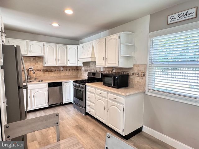 1004 LAKEWOOD DR, Harrisburg, PA 17109