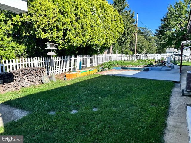 1004 LAKEWOOD DR, Harrisburg, PA 17109
