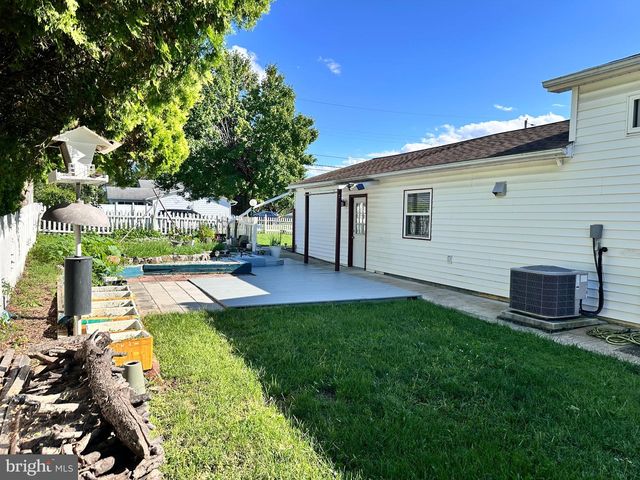 1004 LAKEWOOD DR, Harrisburg, PA 17109