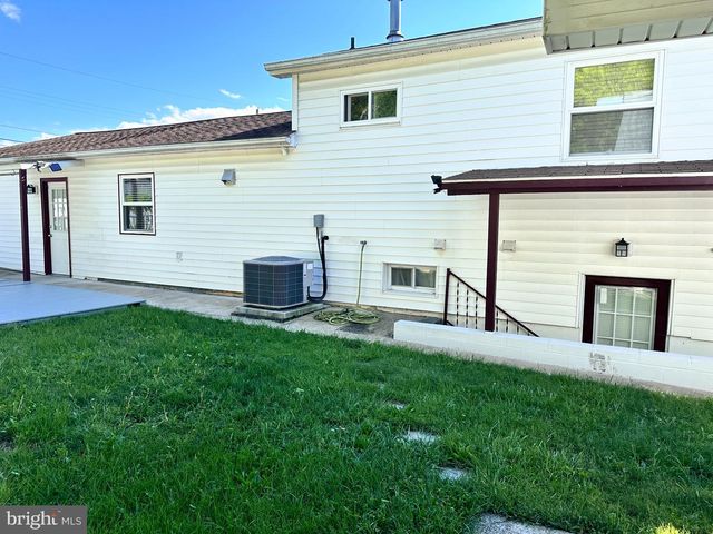 1004 LAKEWOOD DR, Harrisburg, PA 17109