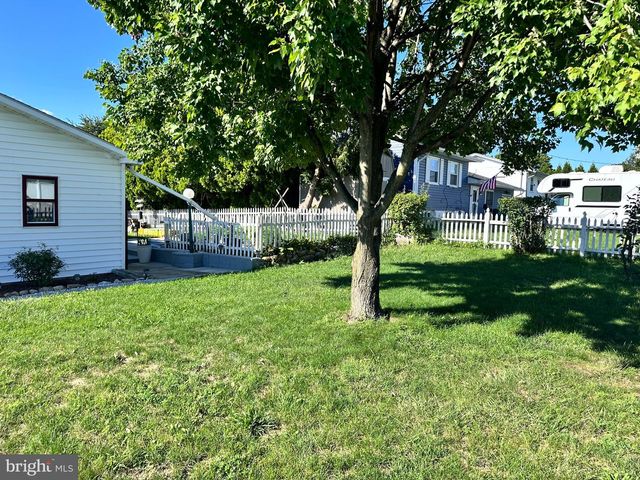 1004 LAKEWOOD DR, Harrisburg, PA 17109