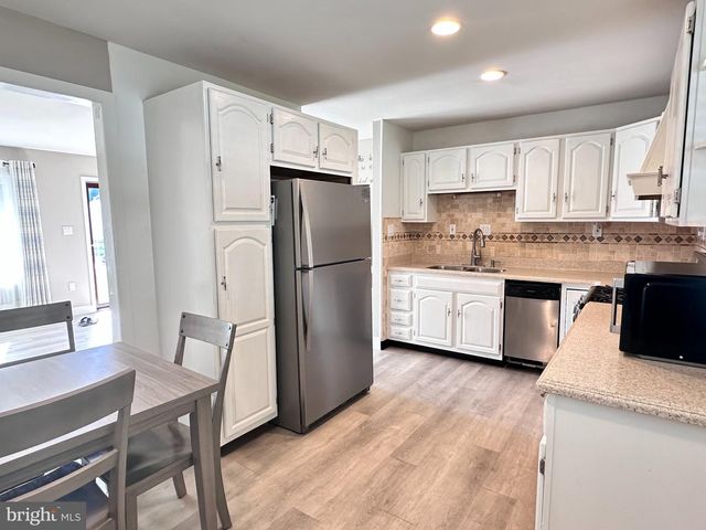 1004 LAKEWOOD DR, Harrisburg, PA 17109