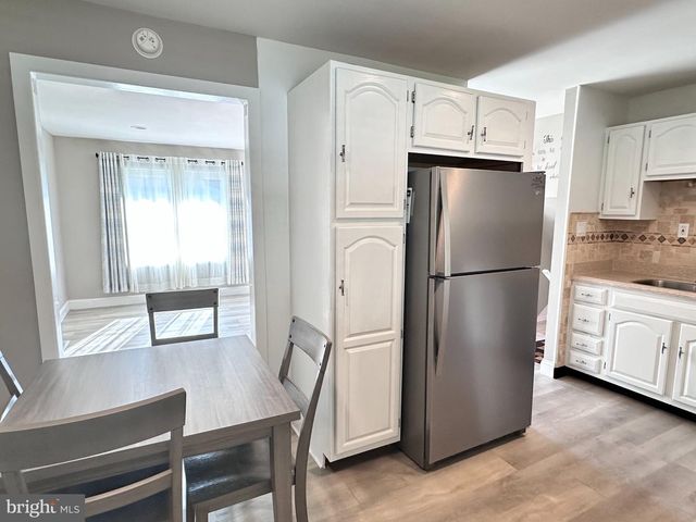 1004 LAKEWOOD DR, Harrisburg, PA 17109
