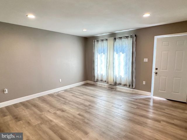 1004 LAKEWOOD DR, Harrisburg, PA 17109