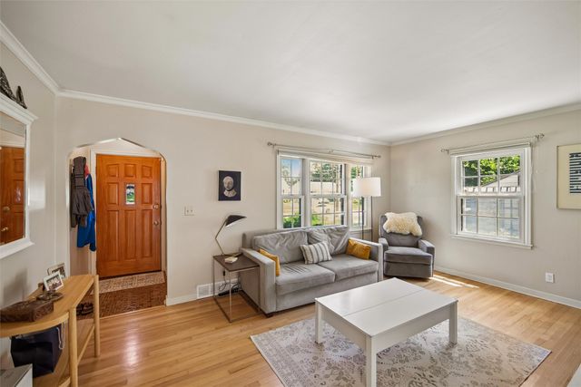 6110 Woodland Road, Des Moines, IA 50312