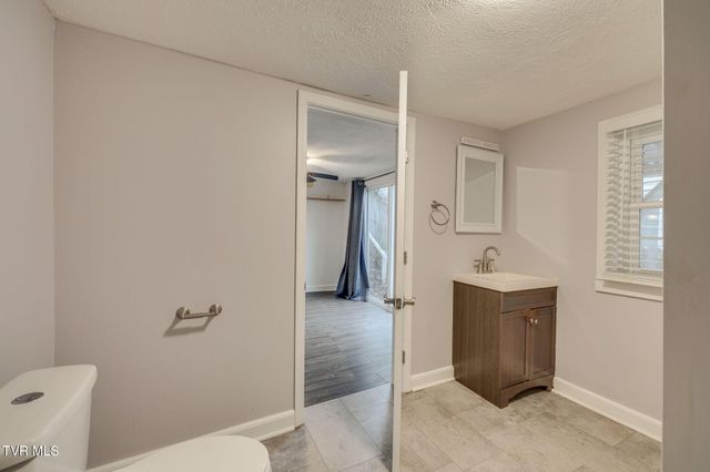 433 West Poplar Street, Johnson City, TN 37604