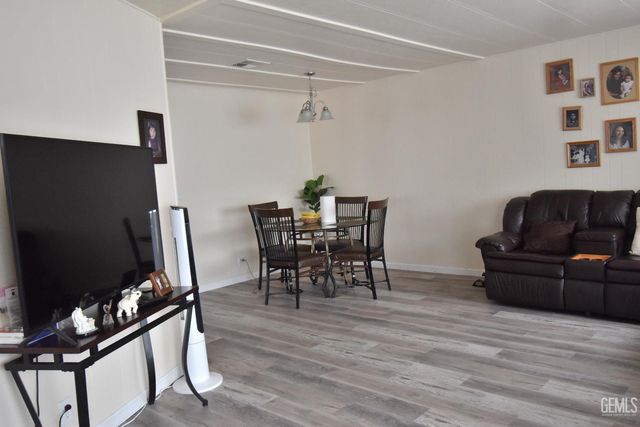 60 Cinnamon Lane, Bakersfield, CA 93308