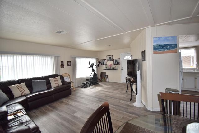 60 Cinnamon Lane, Bakersfield, CA 93308