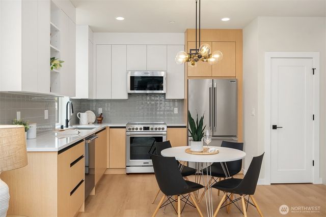 807 N 39th Street, Seattle, WA 98103