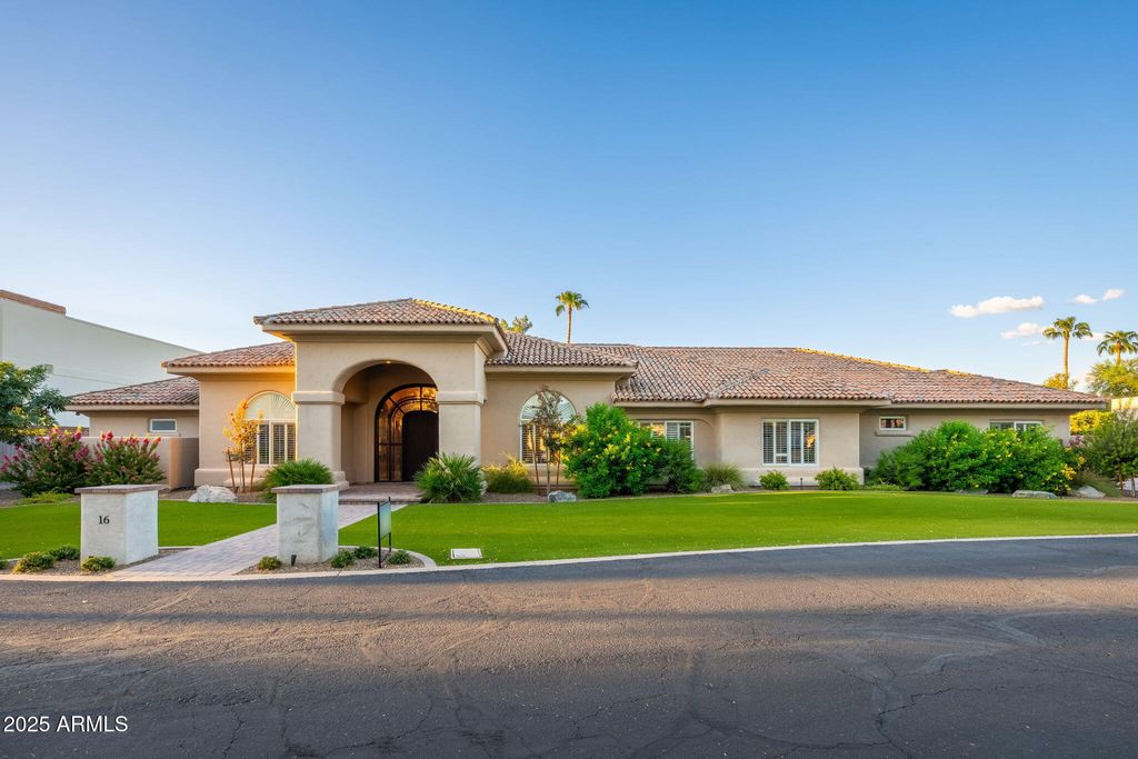 Image 1 of property listing at 700 N DOBSON Road 16, Chandler, AZ 85224