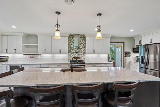 13716 W Lilac LANE, New Berlin, WI 53151