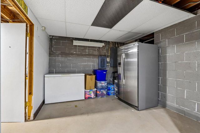 13716 W Lilac LANE, New Berlin, WI 53151