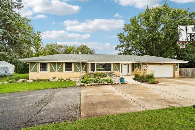 13716 W Lilac LANE, New Berlin, WI 53151