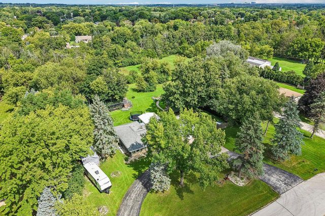 13716 W Lilac LANE, New Berlin, WI 53151
