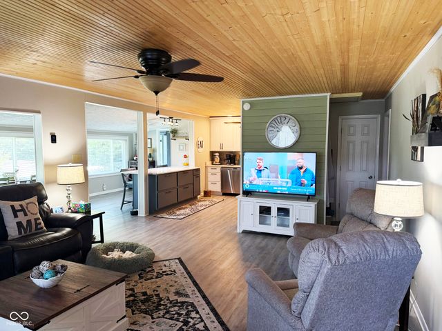 9264 E Mallard Drive, Rockville, IN 47872