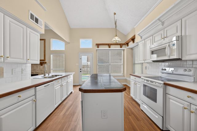 5819 Chatsworth Court, Arlington, TX 76018