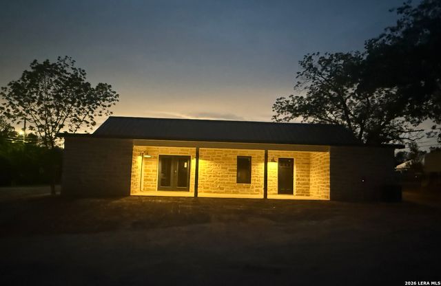 902 CEDAR ST, Bandera, TX 78003