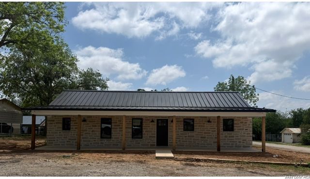 902 CEDAR ST, Bandera, TX 78003