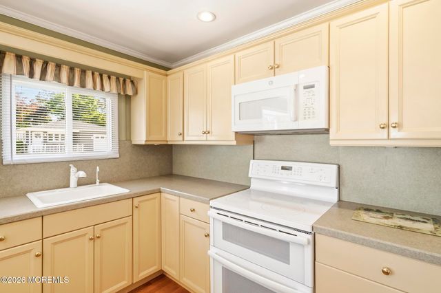 2 Biscayne Street, Toms River, NJ 08757