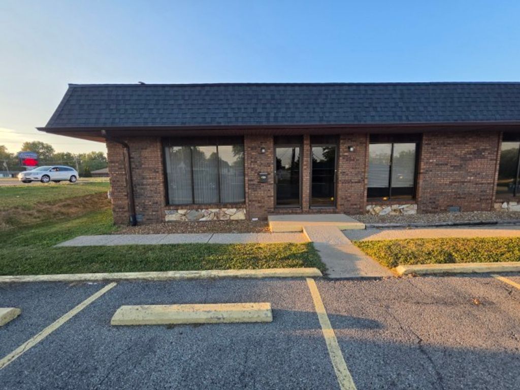 Image 1 of property listing at 2801 BROADWAY Street A, Mt Vernon, IL 62864