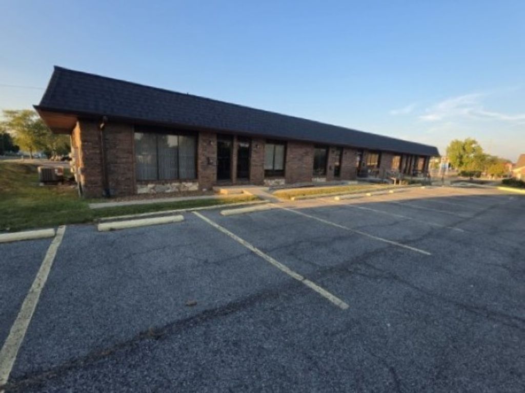 Image 2 of property listing at 2801 BROADWAY Street A, Mt Vernon, IL 62864