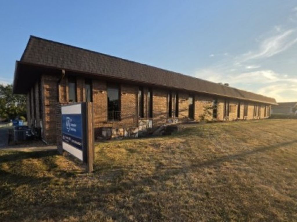 Image 13 of property listing at 2801 BROADWAY Street A, Mt Vernon, IL 62864