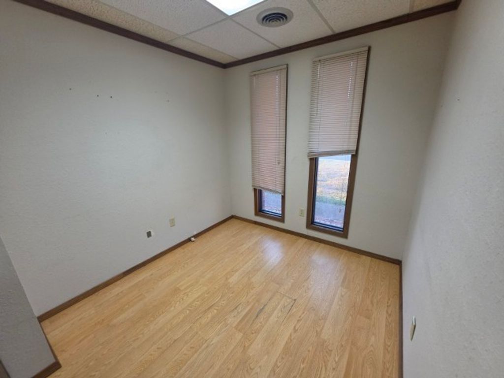 Image 8 of property listing at 2801 BROADWAY Street A, Mt Vernon, IL 62864