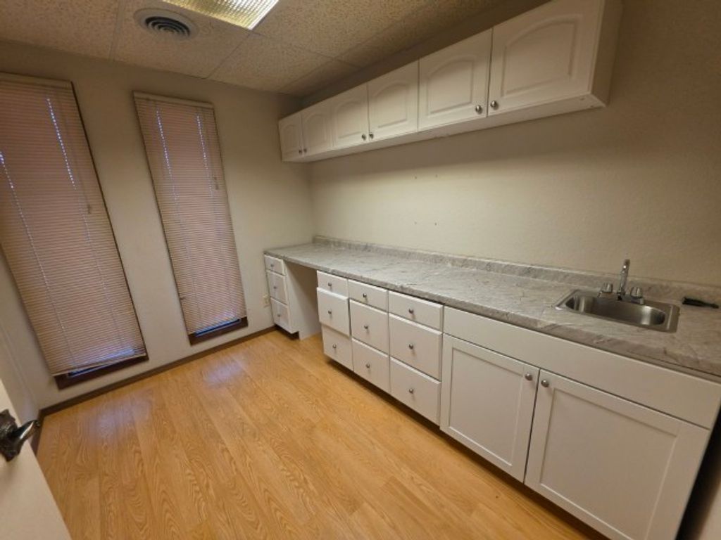 Image 9 of property listing at 2801 BROADWAY Street A, Mt Vernon, IL 62864