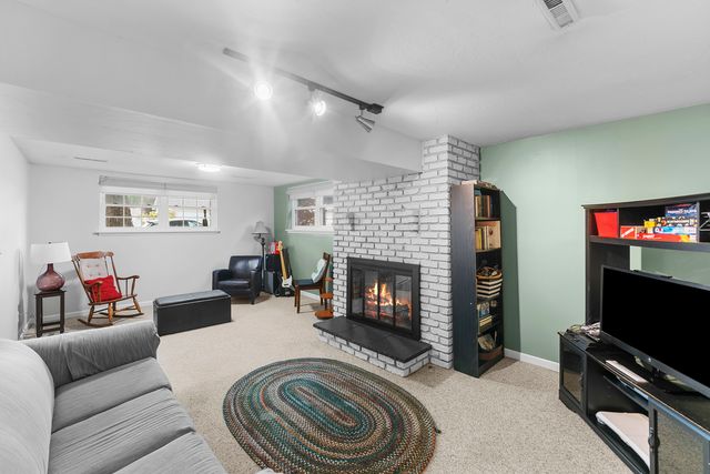 5807 FILLMORE Street, Davenport, IA 52806