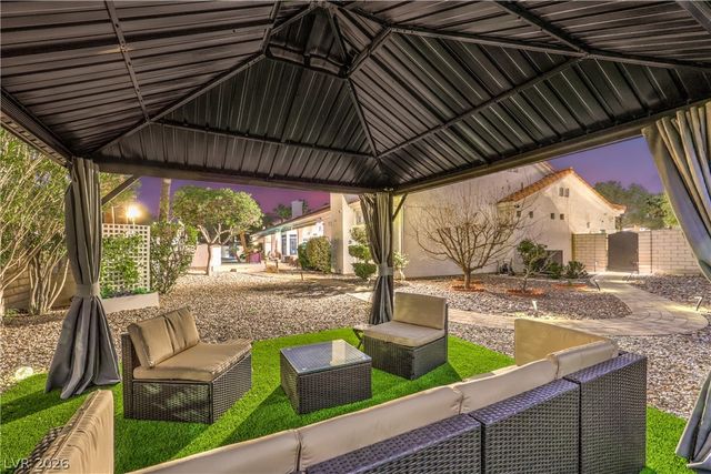 1941 Black Water Court, Las Vegas, NV 89117