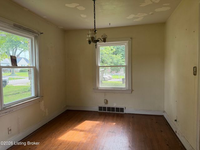221 Don Allen Rd, Louisville, KY 40207
