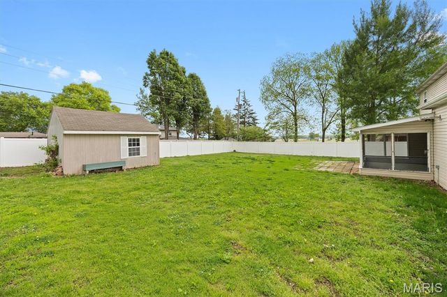 415 Hillcrest Drive, Lebanon, IL 62254
