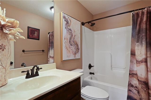 483 S 137th Place, Bonner Springs, KS 66012