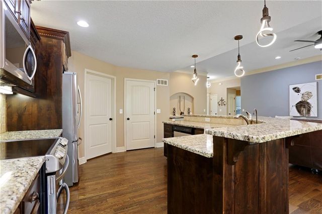 483 S 137th Place, Bonner Springs, KS 66012