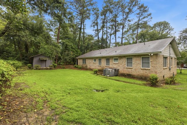 1900 Ridgeway Ln., Hattiesburg, MS 39401