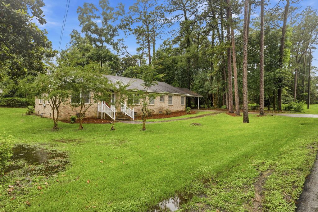 1900 Ridgeway Ln., Hattiesburg, MS 39401