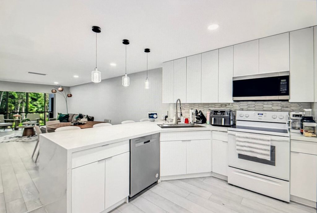 21362 JUEGO Circle 33D, Boca Raton, FL 33433