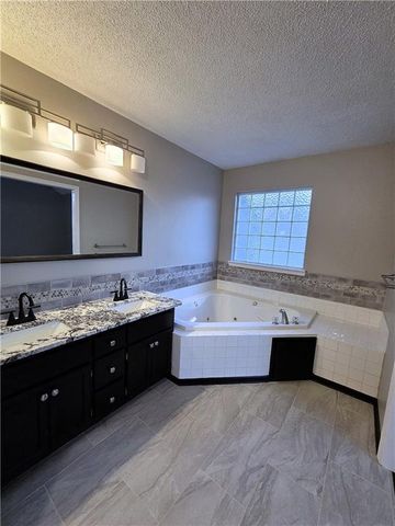 4000 SW Chatham Drive, Lee's Summit, MO 64082