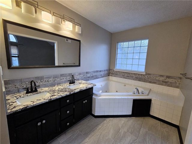 4000 SW Chatham Drive, Lee's Summit, MO 64082